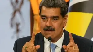 Nicolás Maduro apontando pra cima